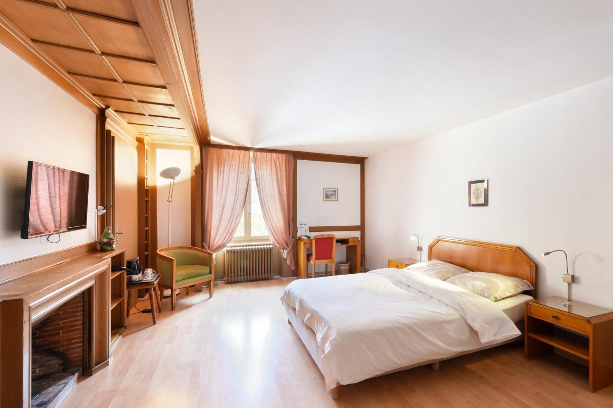 Hotel De L'Aigle Couvet Oda fotoğraf