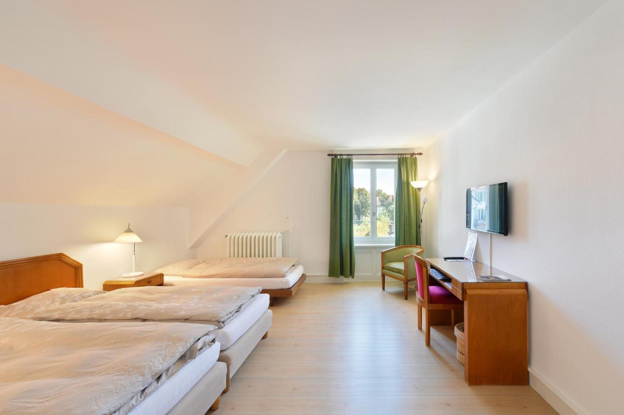 Hotel De L'Aigle Couvet Oda fotoğraf