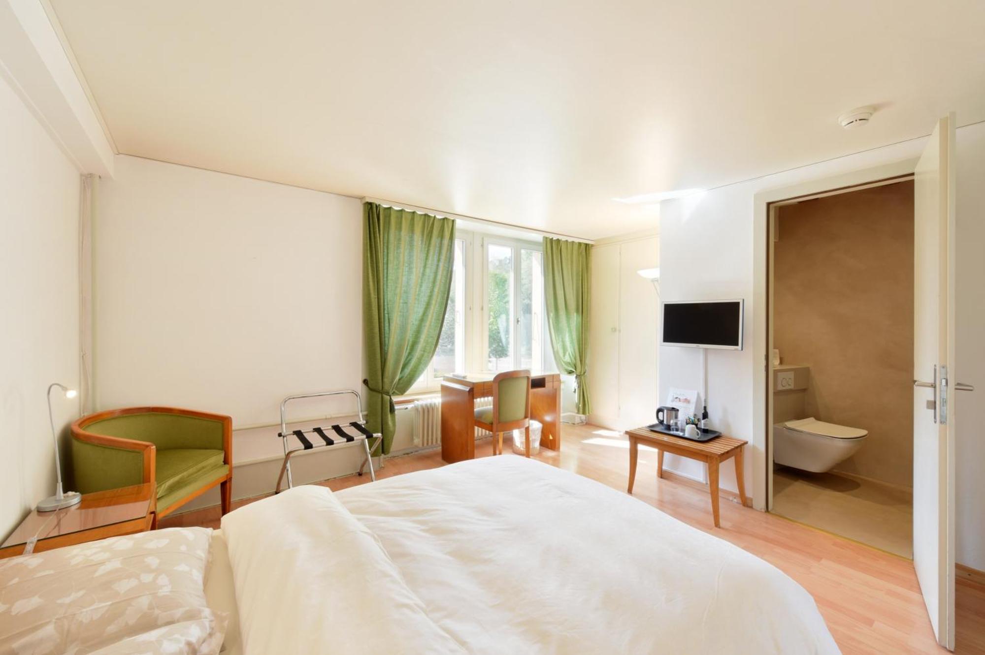 Hotel De L'Aigle Couvet Oda fotoğraf