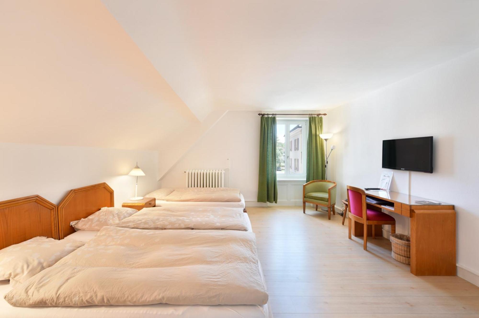 Hotel De L'Aigle Couvet Oda fotoğraf
