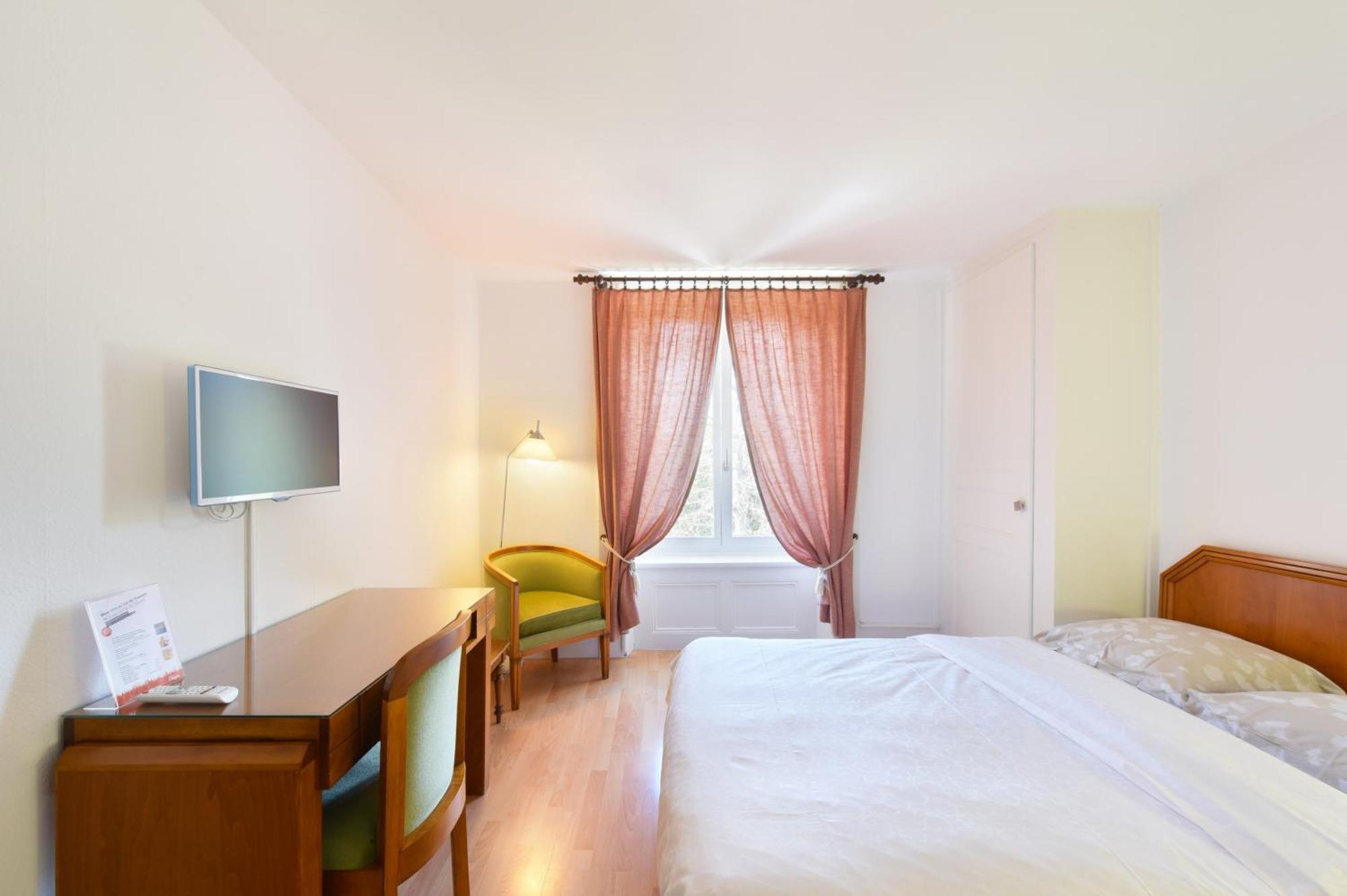 Hotel De L'Aigle Couvet Oda fotoğraf