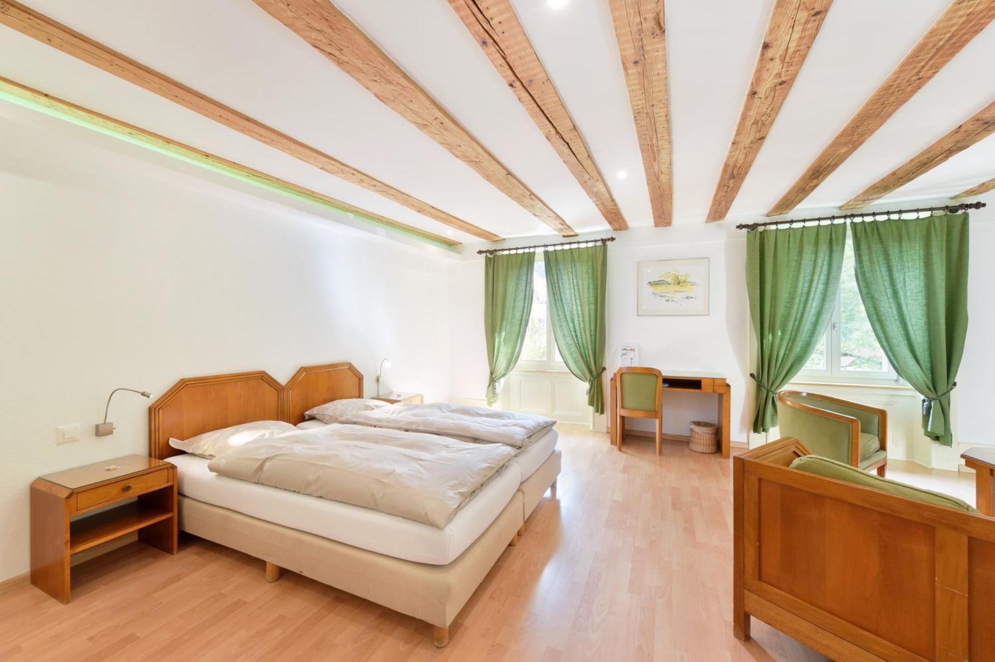 Hotel De L'Aigle Couvet Oda fotoğraf