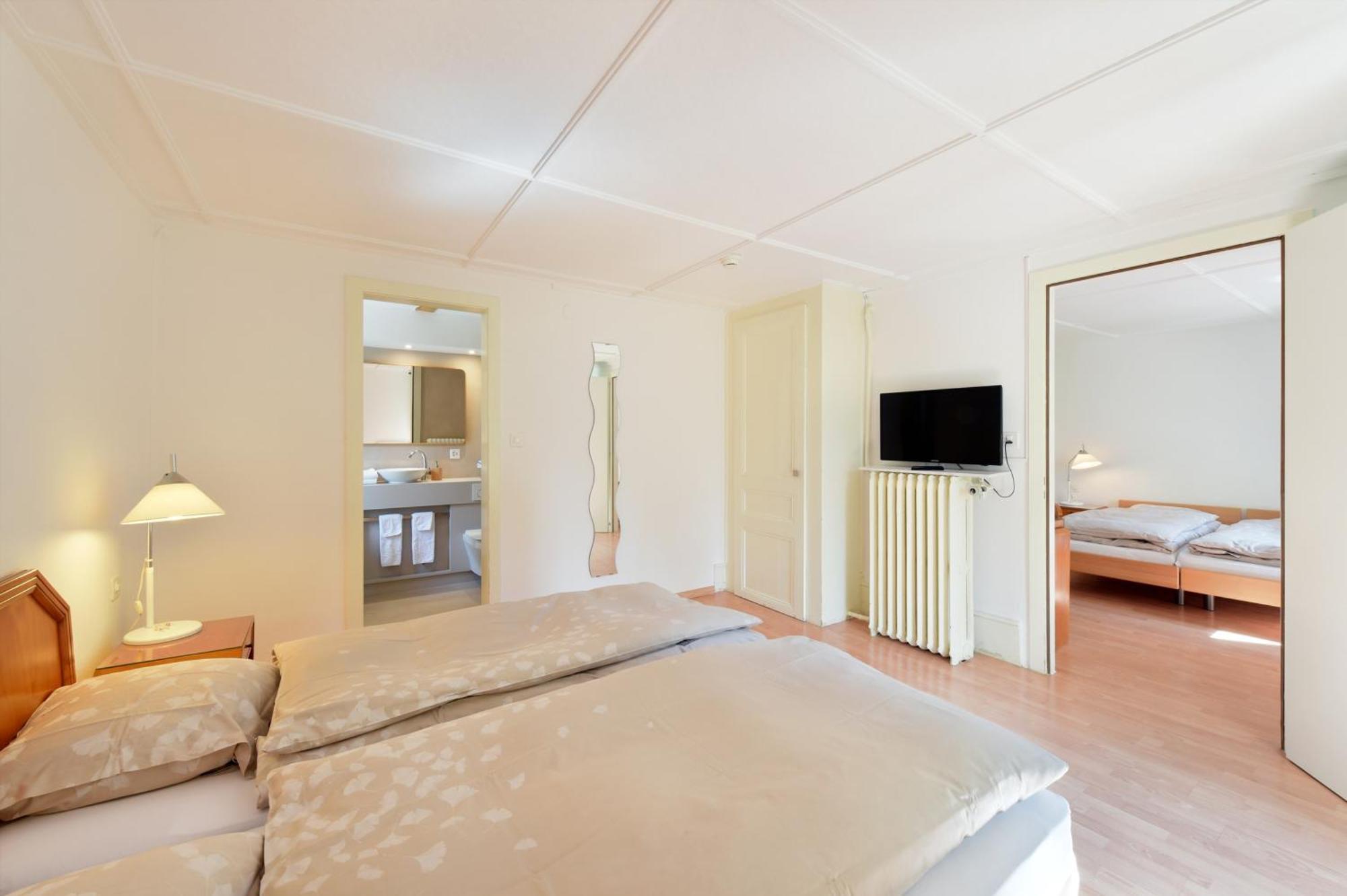 Hotel De L'Aigle Couvet Oda fotoğraf