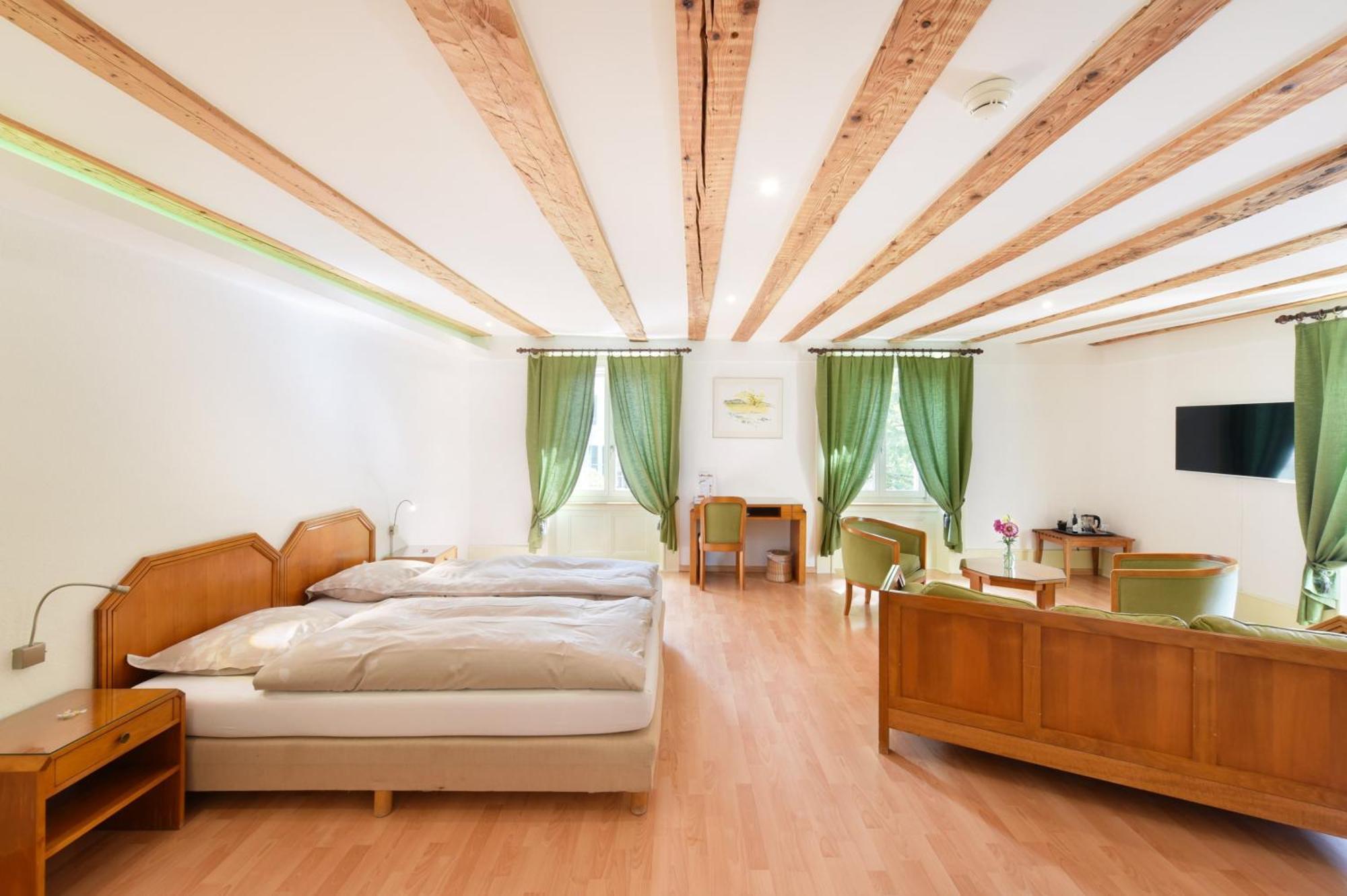 Hotel De L'Aigle Couvet Oda fotoğraf
